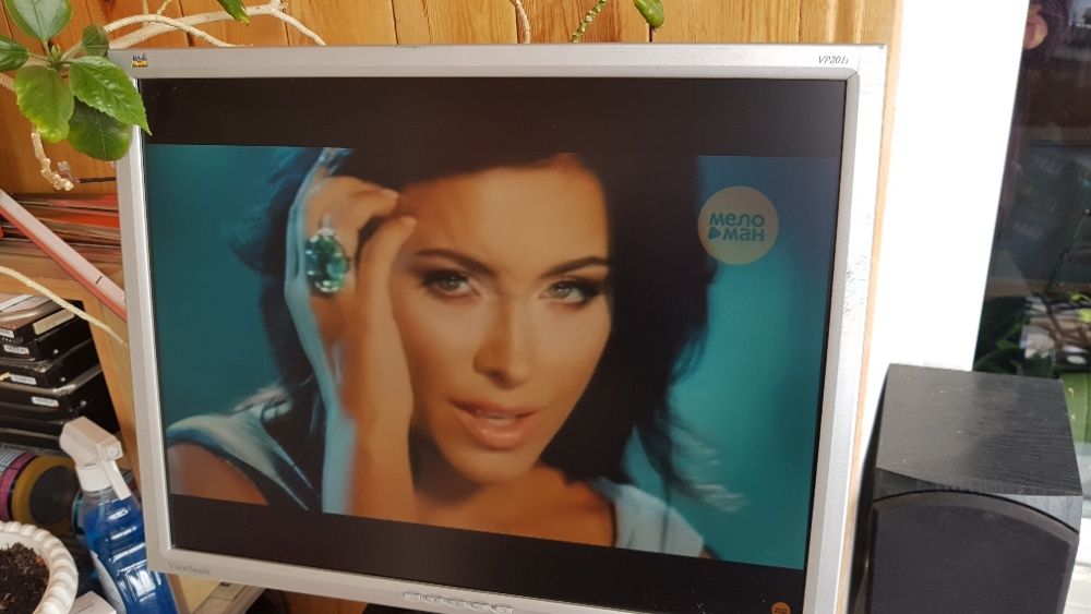 Монитор ViewSonic VP201S в рабочем состоянии.