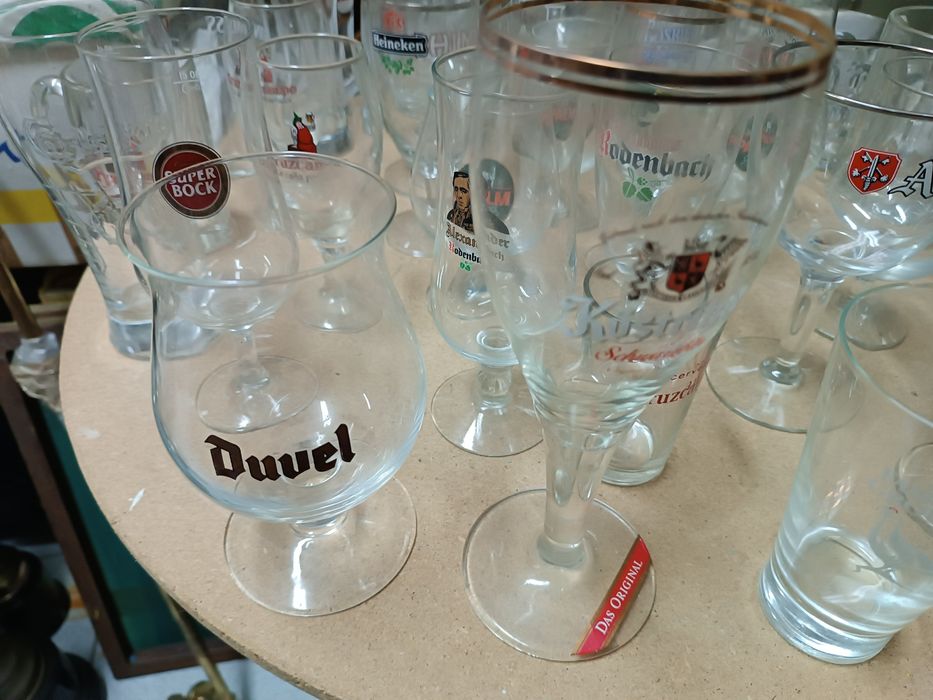 Copos de várias marcas de cervejas