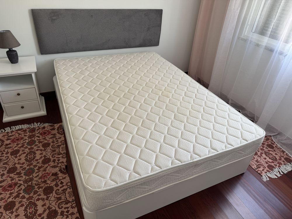 Vendo estrado cama casal com arrumação 140 x 200 com colchão