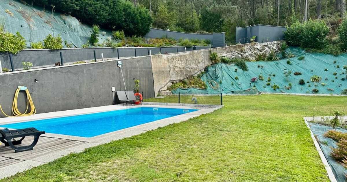 Moradia T5 com piscina, jardim e terreno de cultivo