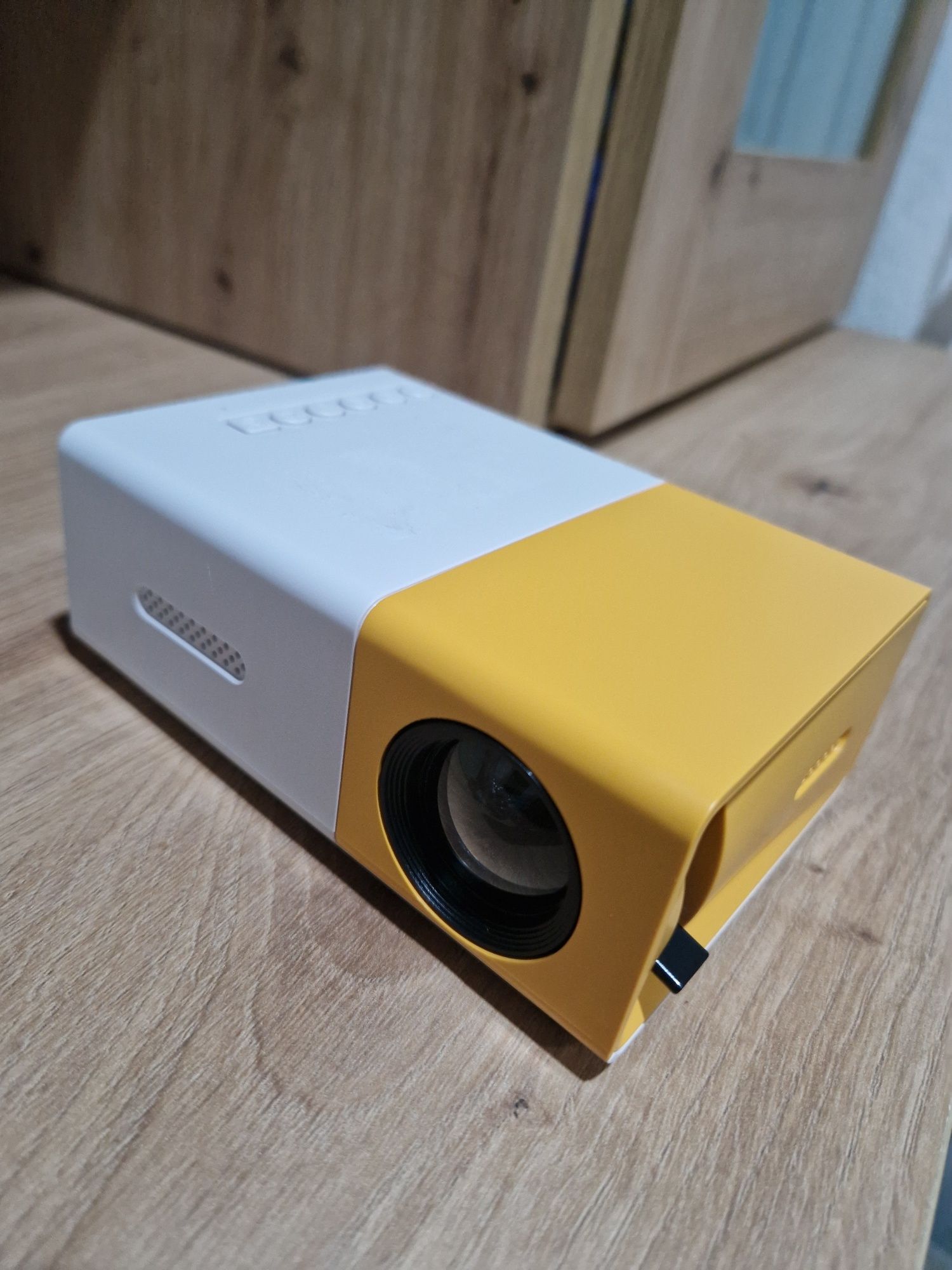 Projector portátil Full HD.  Novo