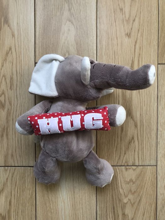 Walentynowy pluszak- słoń z napisem Hug me