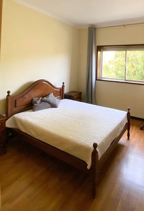 Cama em madeira maciça