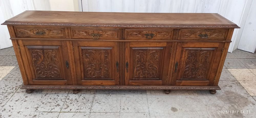 Aparador de madeira trabalhada