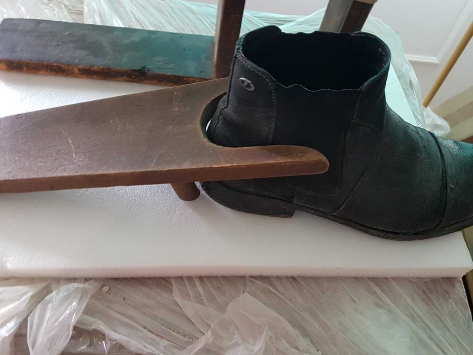 stary wojskowy piesek do ściągania butów oficerek