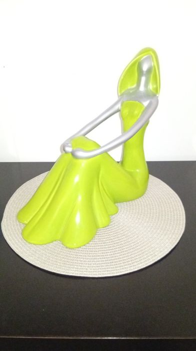 Mulher peça de decoração verde