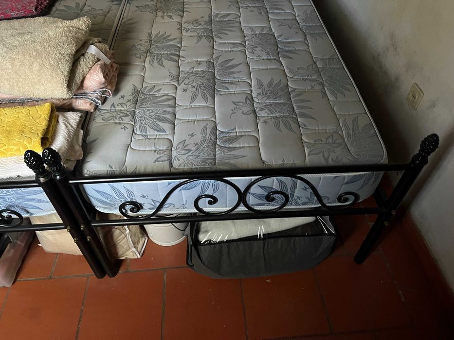 2 cama ferro individuais pretas com estrado metálico e colchão molas.