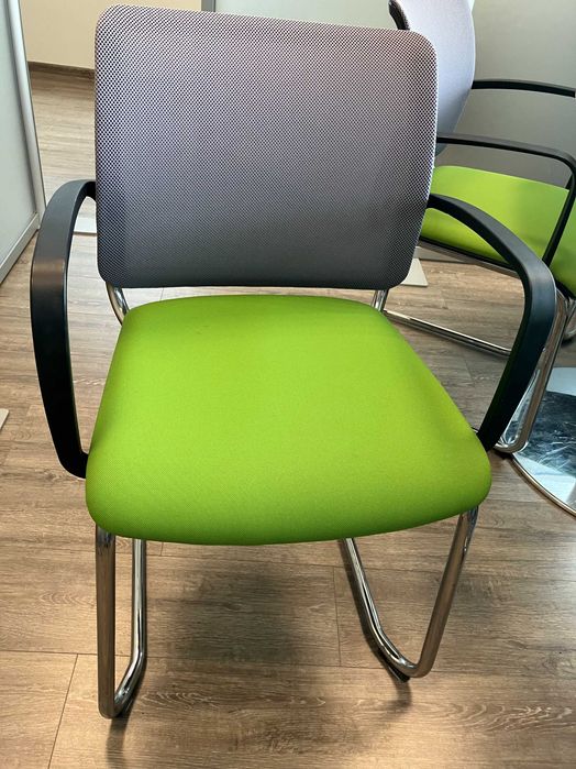 stół biały z zielonymi krzesłami