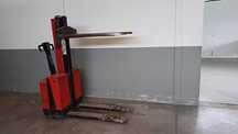 Stacker electrico com carregador de bateria