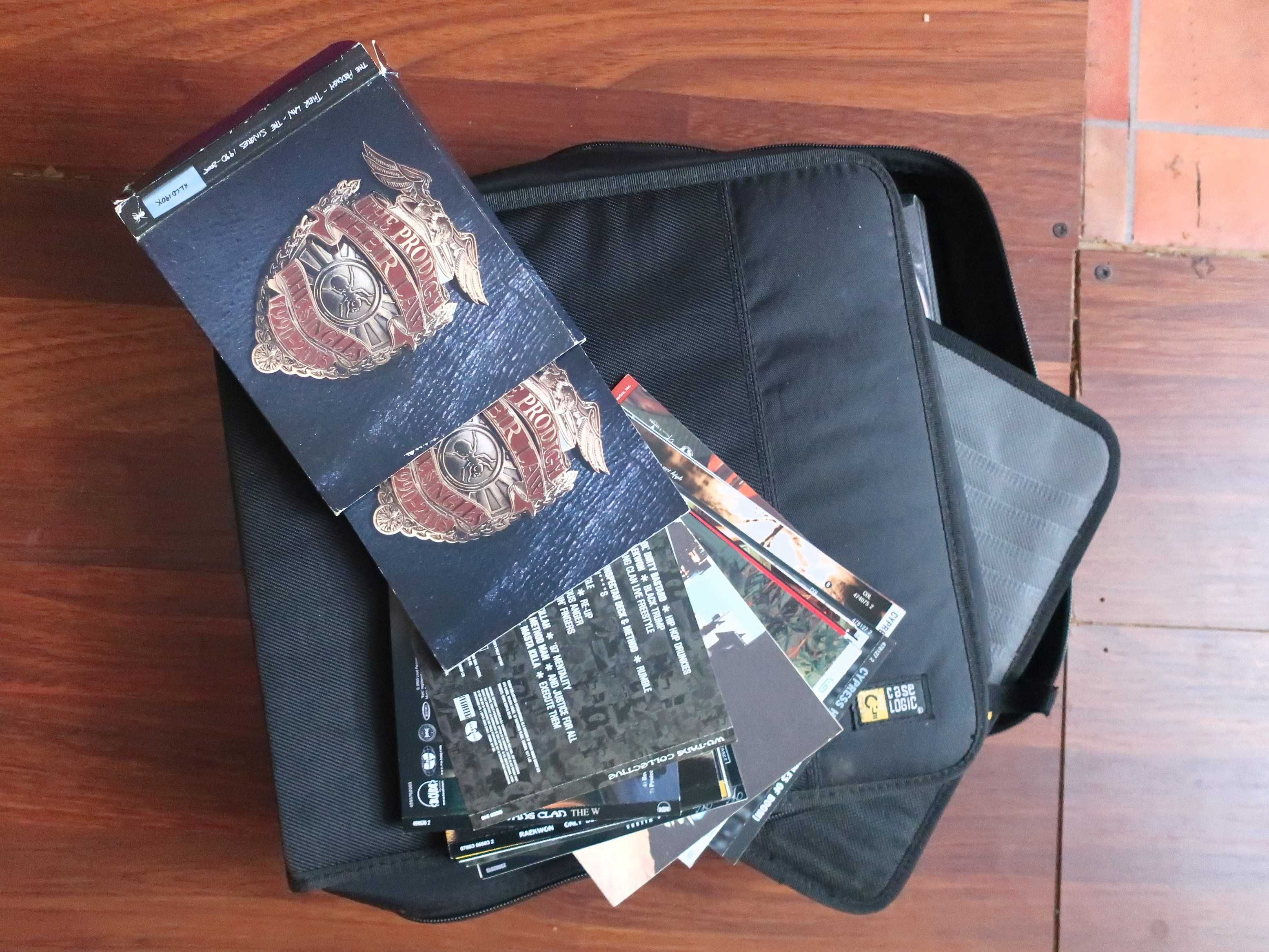 Płyty CD (ponad 100 sztuk), stan doskonały (jak nowe), z walizką.
