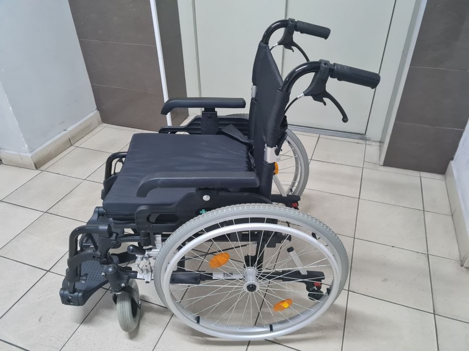 Wózek inwalidzki składany aluminiowy że składanym oparciem