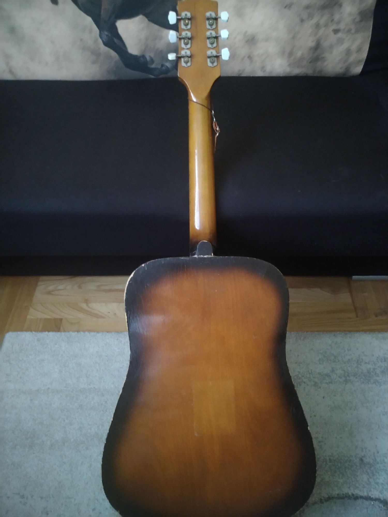 Stara gitara klasyczna