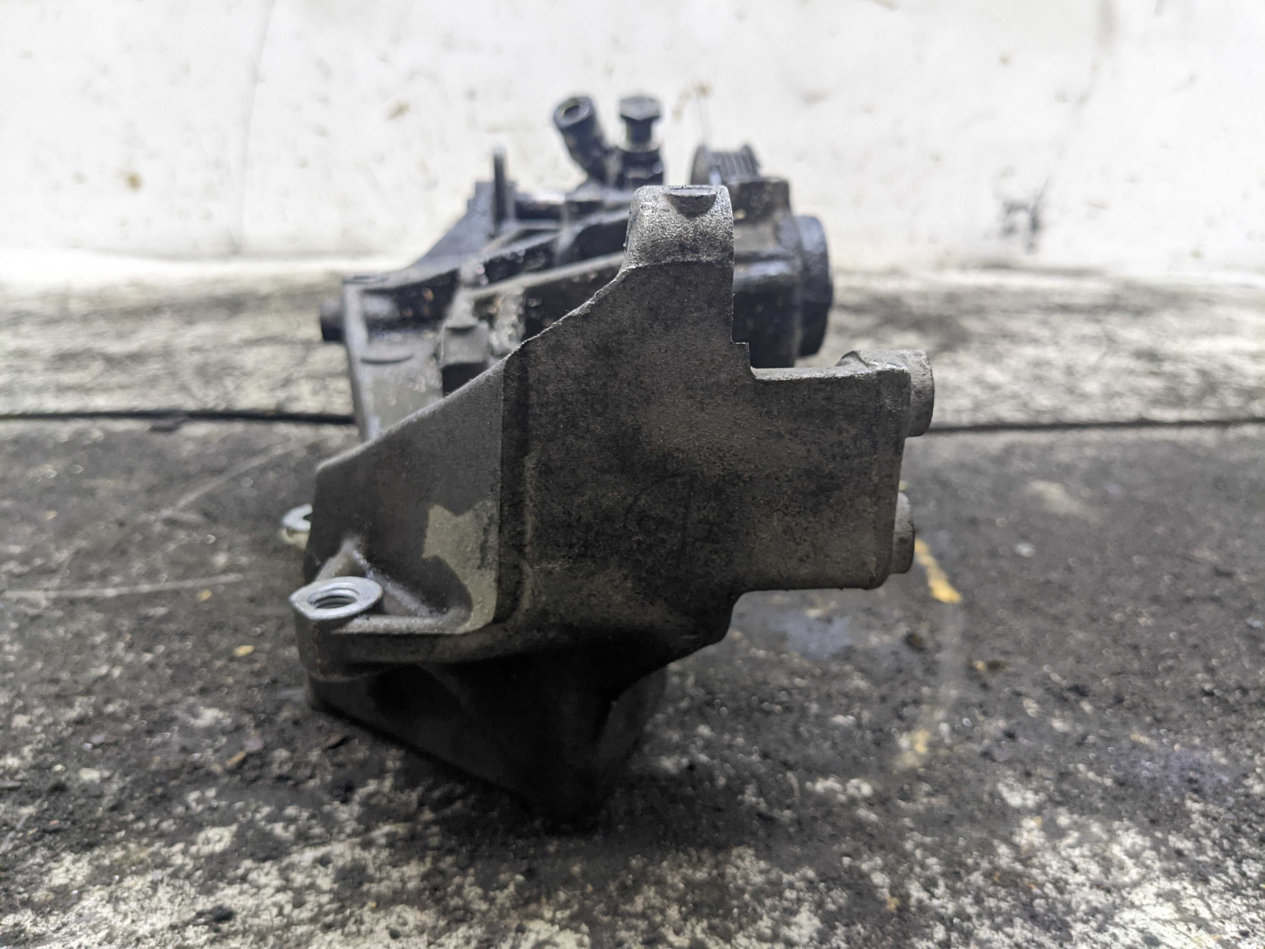 Audi A4 B5 1.8 Pompa Wspomagania Łapa Wspornik