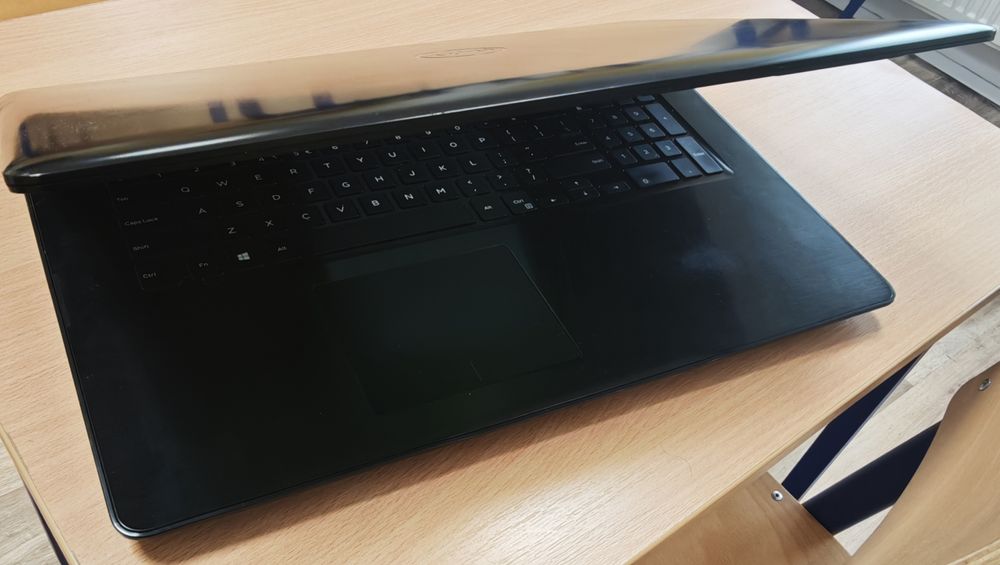 Dell 17: Intel i5 8gen 4c/8t, 16GB RAM, SSD+HDD 1,75TB, Win11,  Office