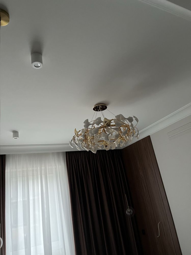 Nowoczesna lampa glamour wisząca złota liście mołorzębu