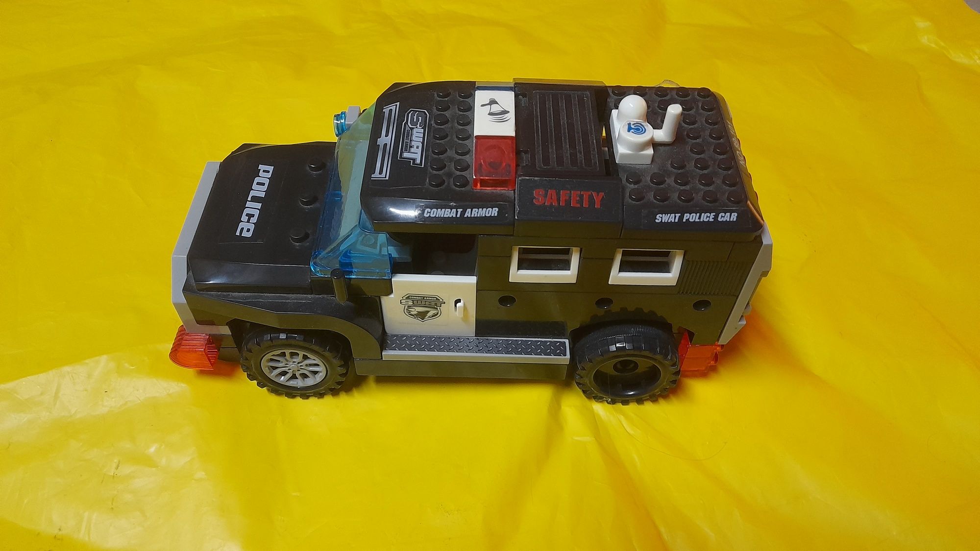 Pojazd Police SWAT + figurki.