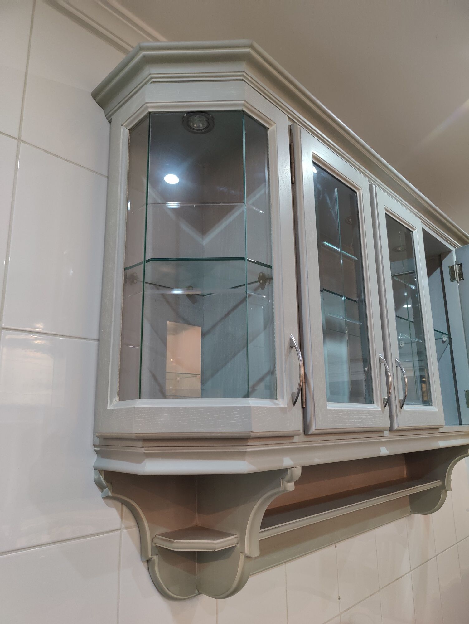 Armário de cozinha com vidro e iluminação interior