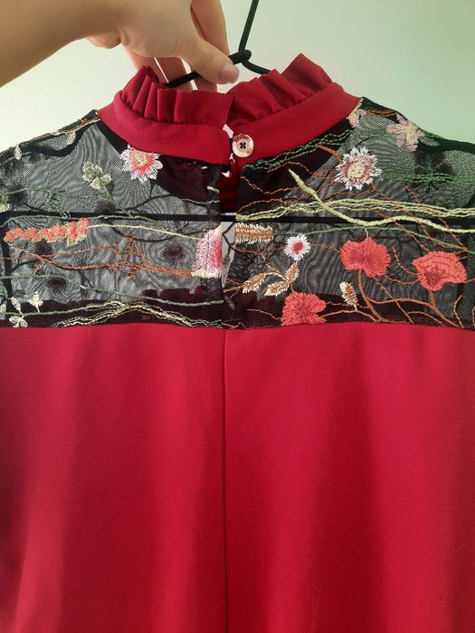 Червона сукня з прозорими рукавами