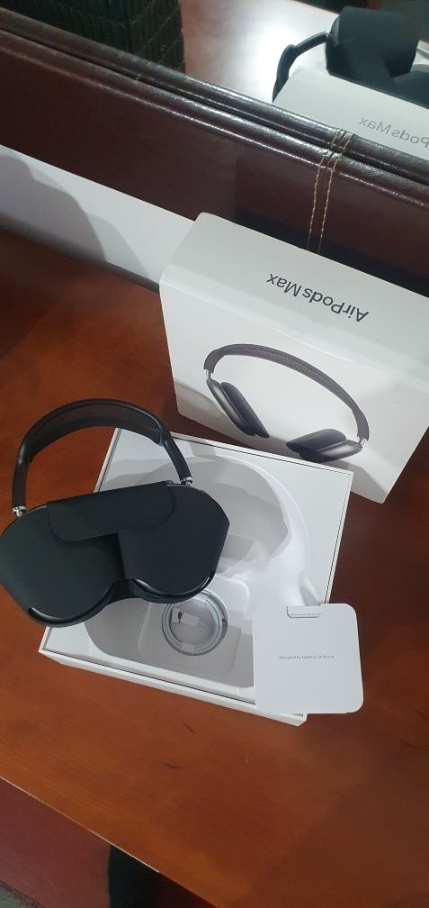 Airpods Max Space cinza com a banda em preto.