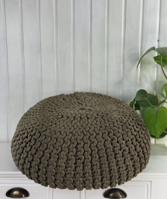 Пуф вʼязаний, кольору хакі