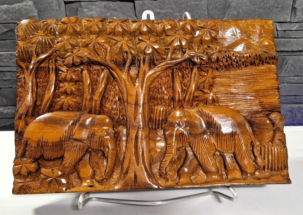 Ręcznie rzeźbiona płaskorzeźba 3D z drewna – słonie w dżungli