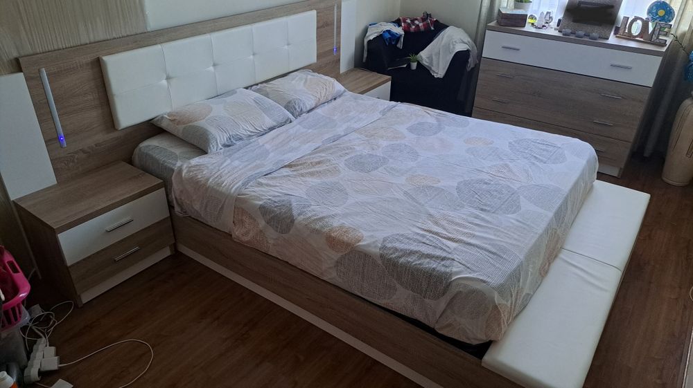 Cama colchão e mesas de cabeceira