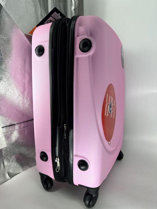 Nowa walizka średnia różowa, pudrowy róż