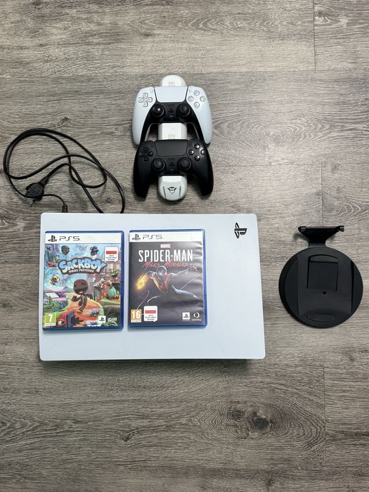 PlayStation 5 z napędem + 2 pady + 2 gry + stacja ładowania + podstawk