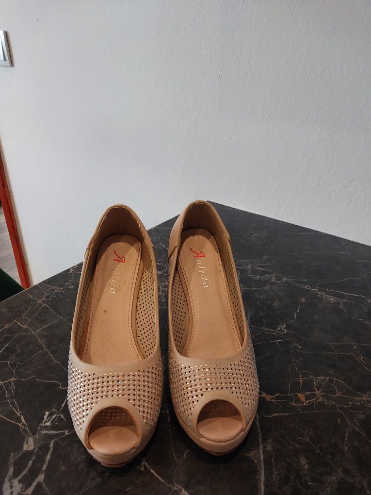 Buty na koturnie