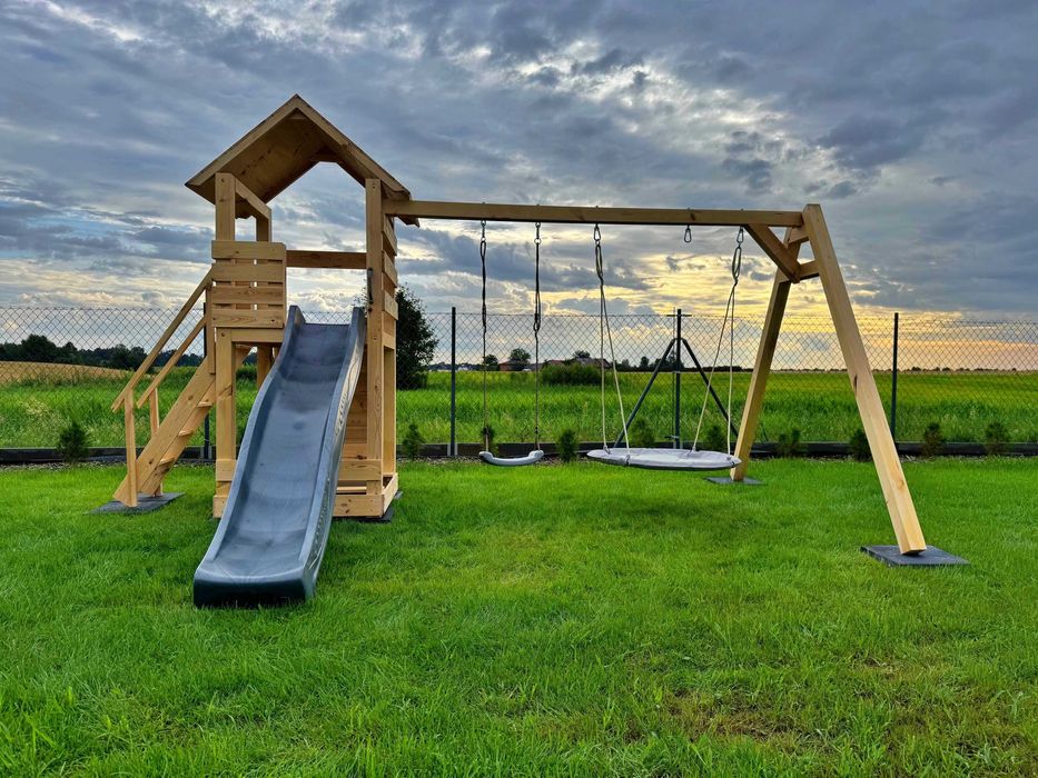Drewniany plac zabaw dla dzieci domek huśtawka - Zapisy na 2026r