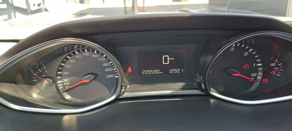 Peugeot 308 2015 року