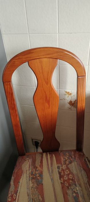 Mesa de madeira extensível com 4 cadeiras