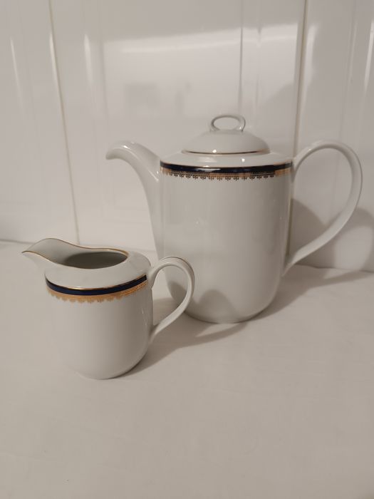 Bule de Chá e Leiteira. Branco, azul e Dourado. Porcelana. Germany