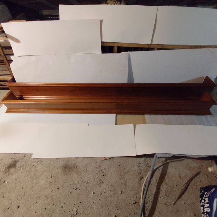 Sanefas de madeira maciça.