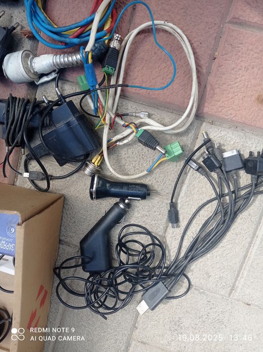 Зарядні пристрої до телефонів.