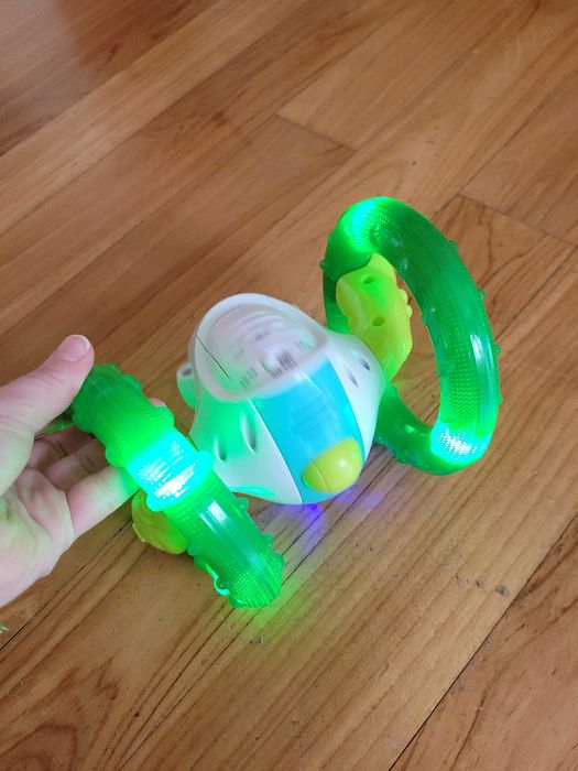 Robot dumel discovery zabawka interaktywna świeci gra ucieka