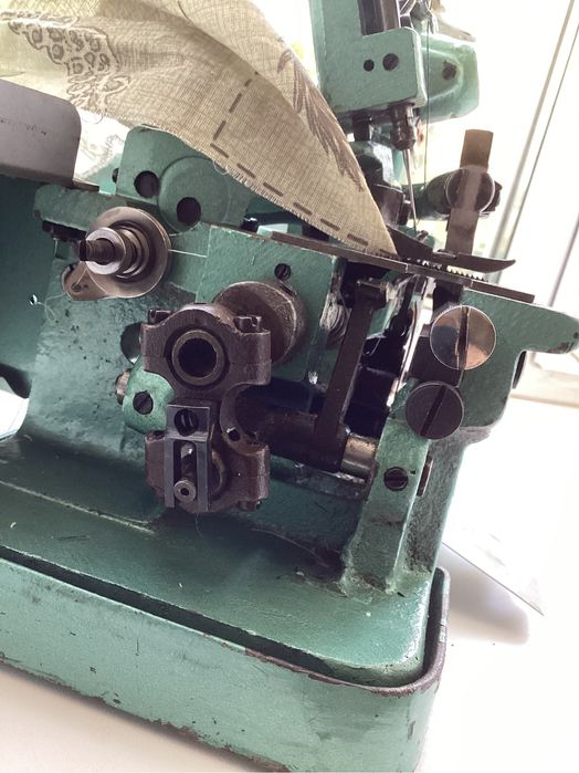 Продам трьохнитковий оверлок