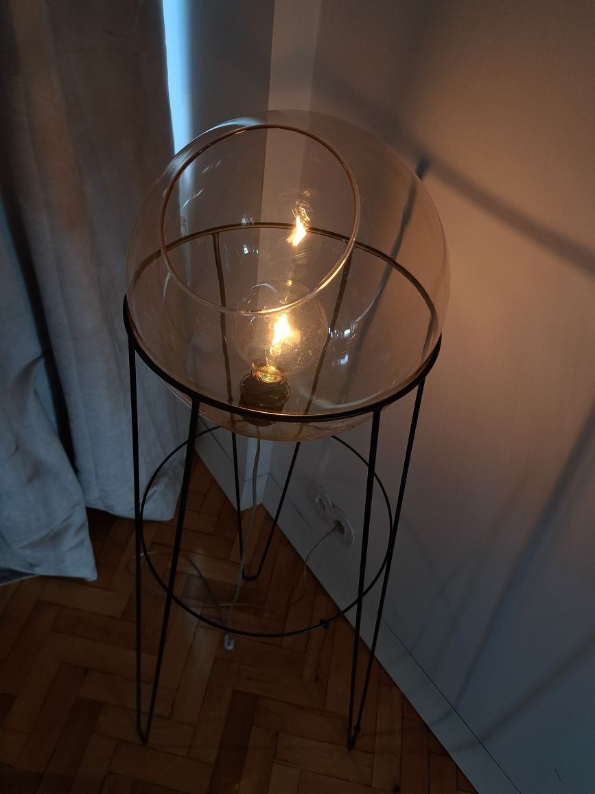 Lampa stojąca z kloszem