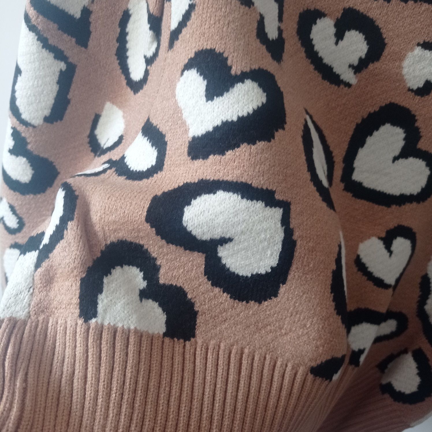 Sweter damski w serca ozdobne guziki