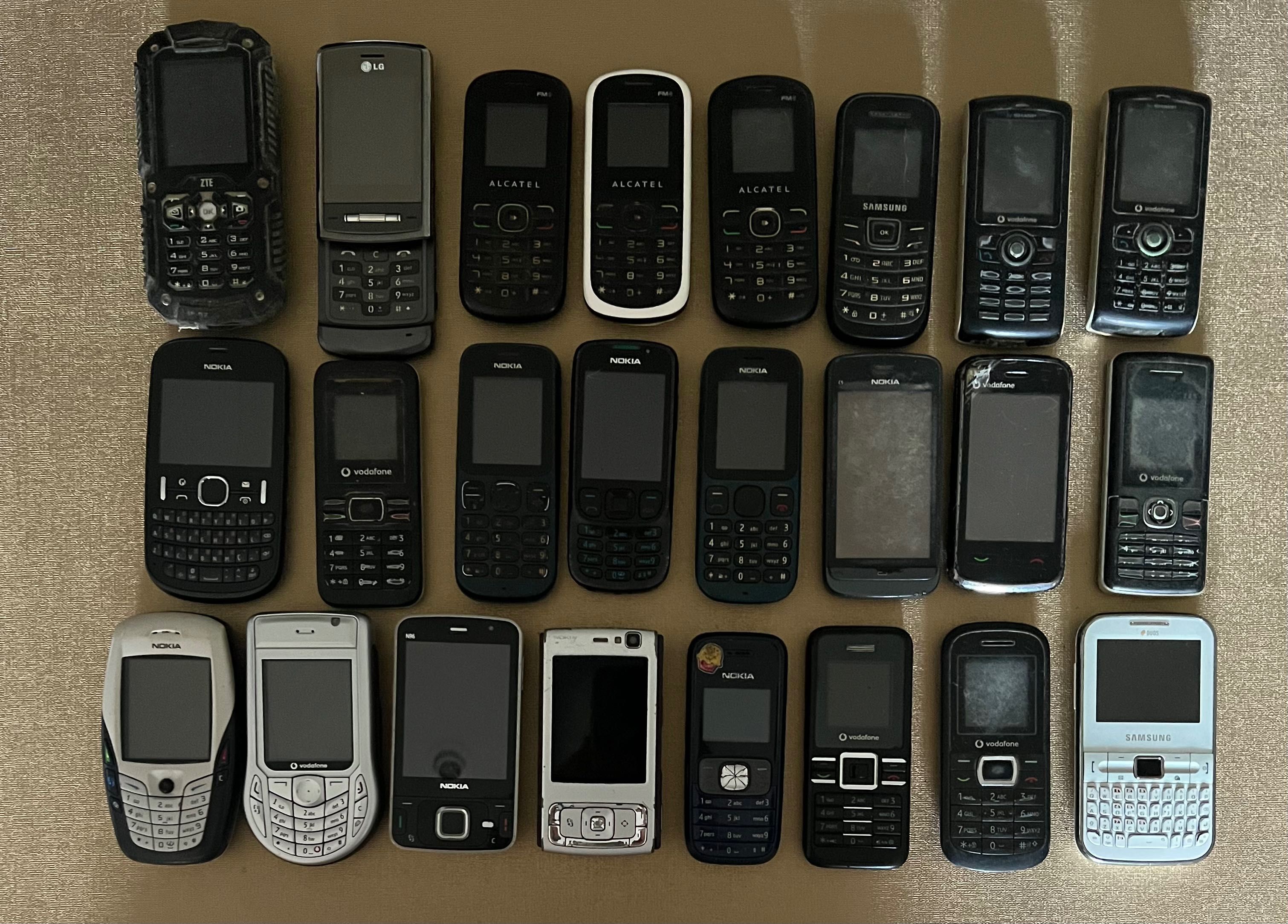 Lote - 24 telemóveis antigos