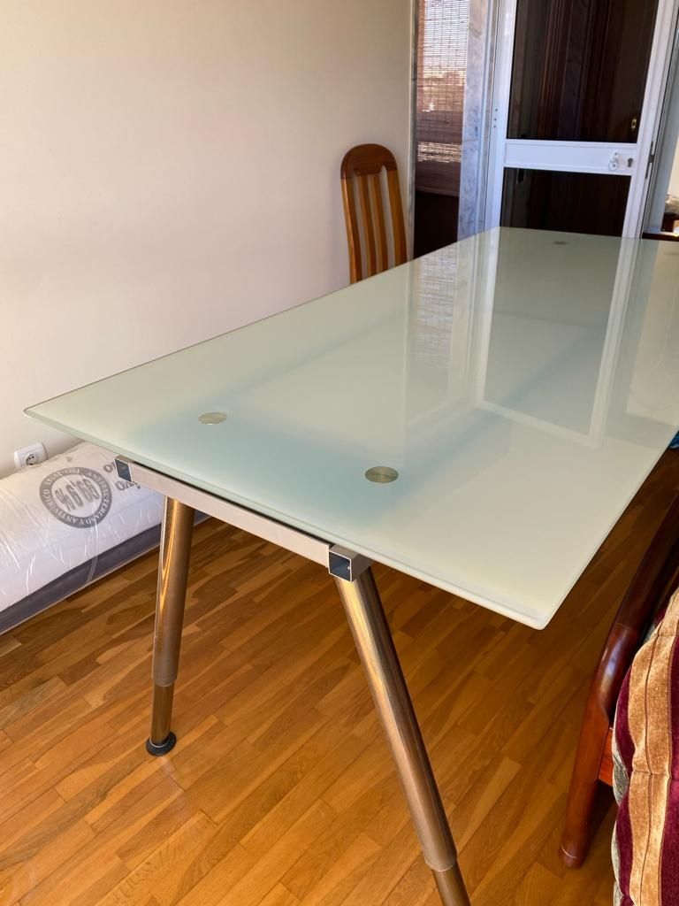 Mesa de escritório com pés ajustaveisl