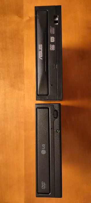 2 Leitores de CD/ DVD, usados e 2 leitores de disquetes.