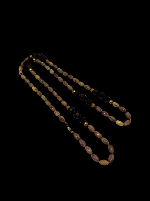 Korale ozdobne z syntetycznymi kamykami