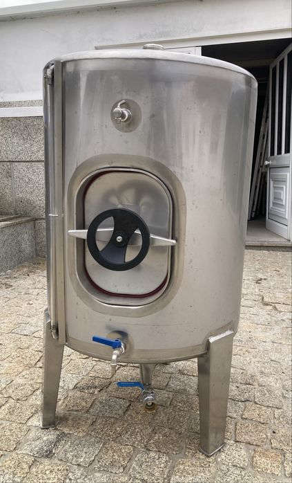 Vendo cuba de inox com capacidade de 260 litros. Em bom estado