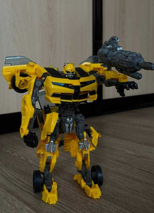 робот, машина трансформер Бамблбі