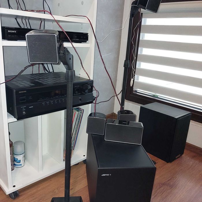 Kino domowe z ampitunerem AV Onkyo HT-R538 i zestawem 5.1  Jamo