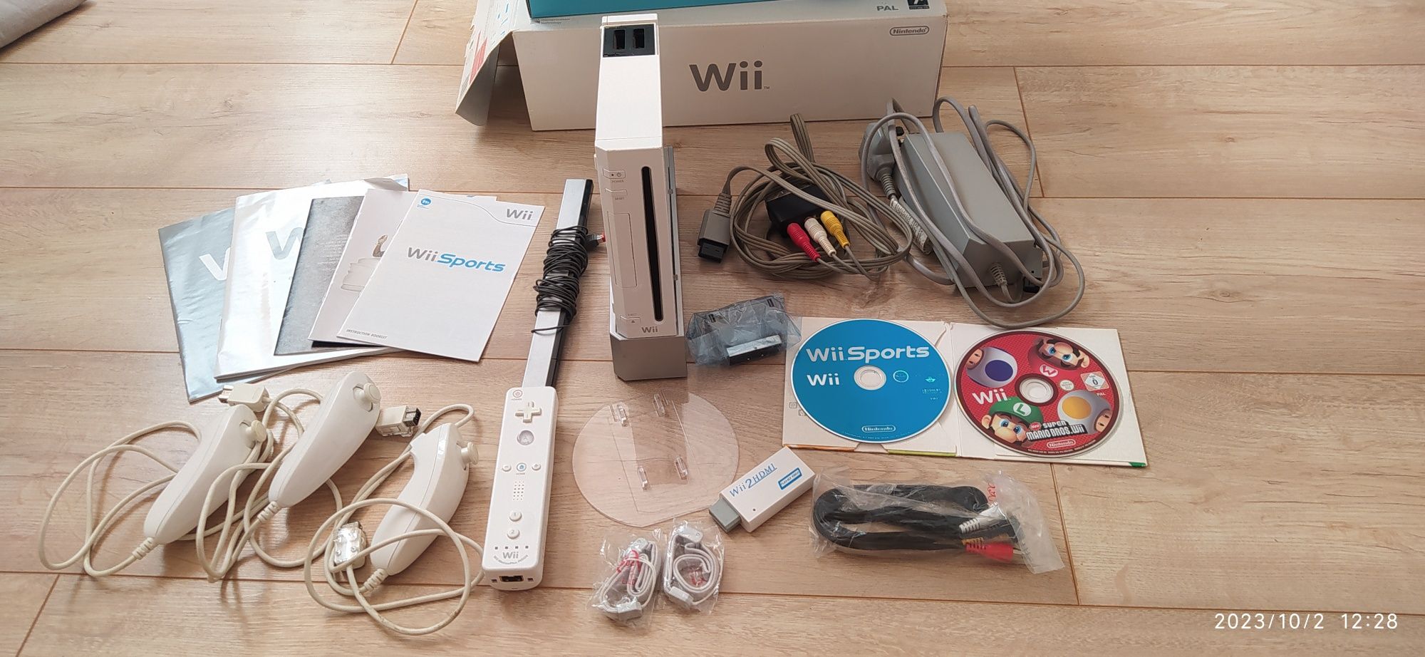 Konsola Nintendo Wii UK PAL w oryginalnym pudełku + Wii Sports / Mario