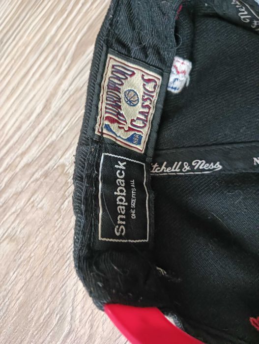 Czapka Mitchell & Ness Chicago Bulls NBA – czarna z czerwonym daszkiem