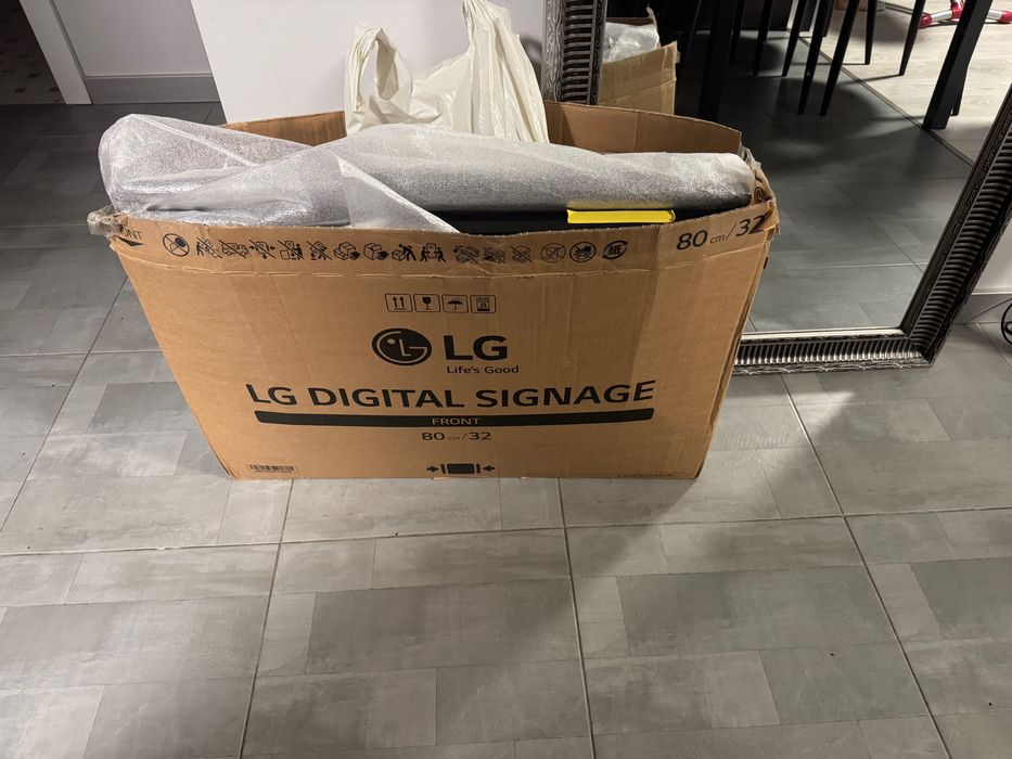 Totem reklamowy pionowy LG 32SE3B‑B 32″monitor reklamowy 24/7 digital