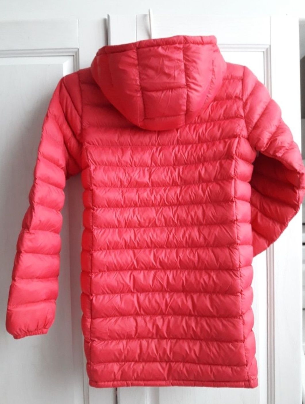 Продам новую куртку девочке  Mountain 9-10 лет.